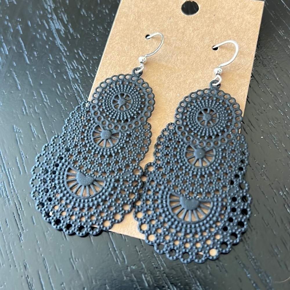 Black metal filigree earrings-NWT